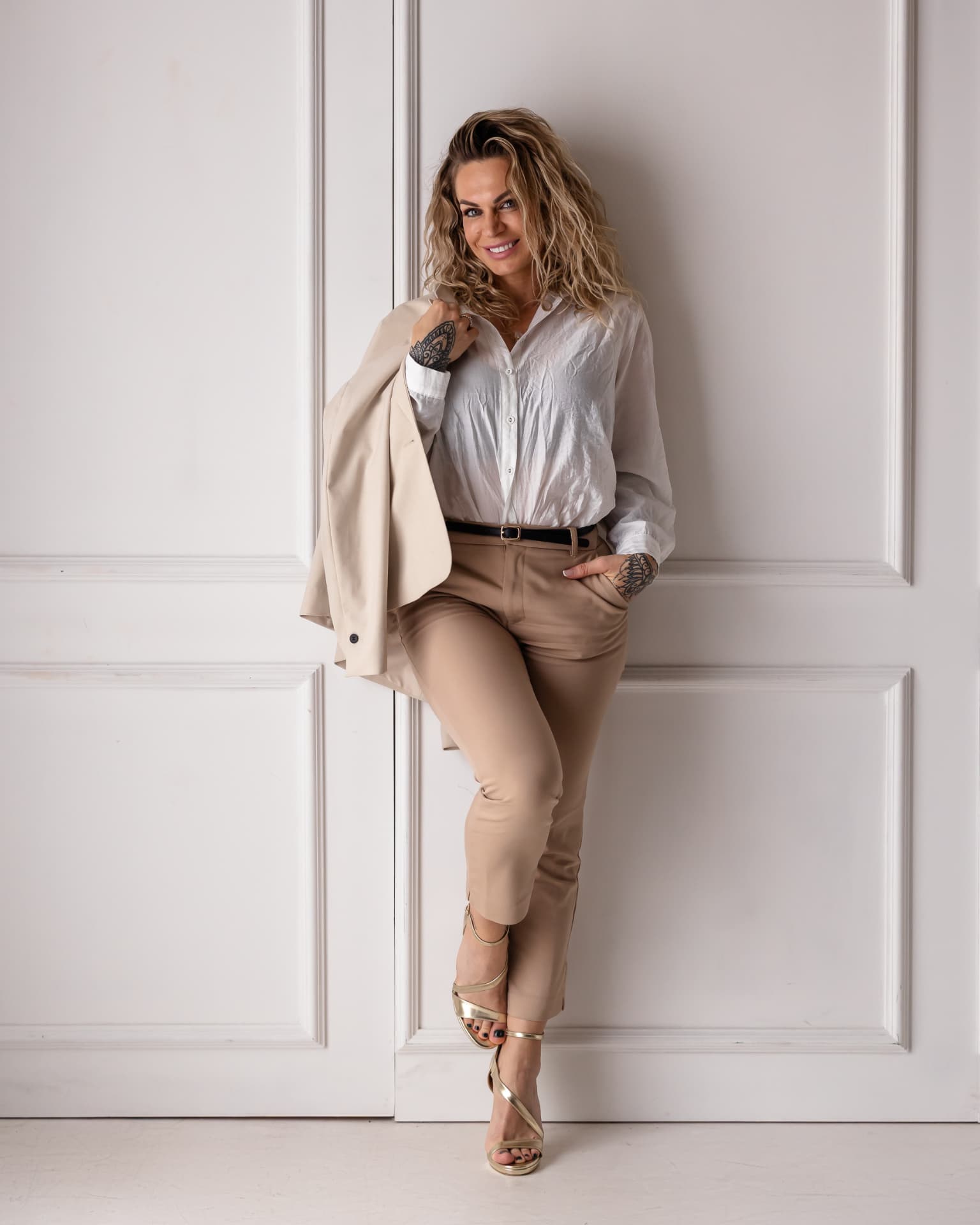 Evelien van Pelt in een lichte studio