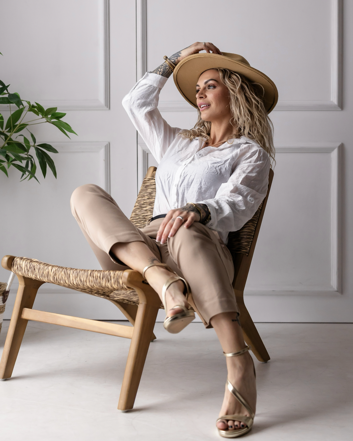 Evelien van Pelt zittend in een lichte studio